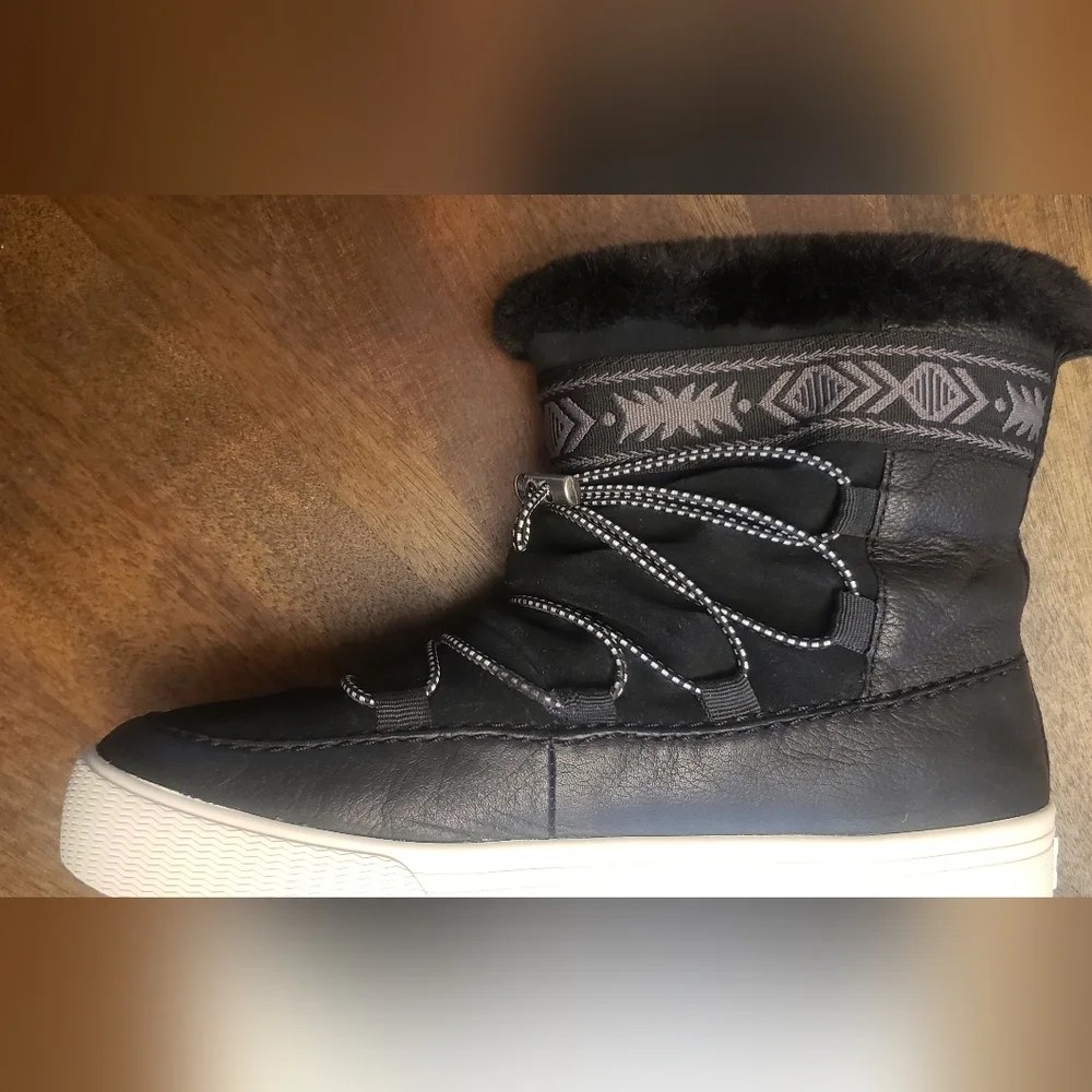 Tom's Alpine Round Toe Stylish Black Winter Boots Size 6